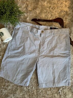 EUC Men's Vineyard Vines Blue White Seersucker Striped Shorts Light Blue 40